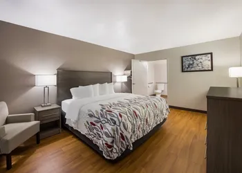 Red Roof Inn & Suites Thomasville hotel thumbnail 8