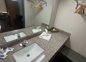 Discovery Inn hotel thumbnail 6