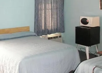 Holiday Host Motel hotel thumbnail 4