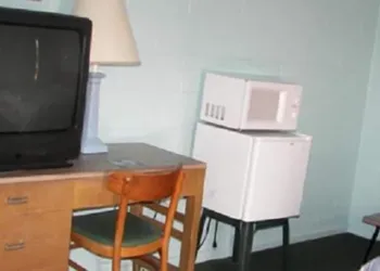 Holiday Host Motel hotel thumbnail 5