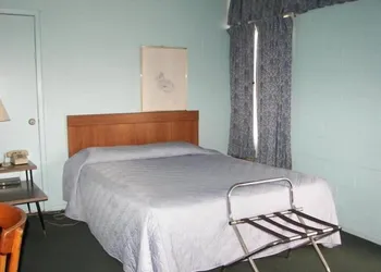 Holiday Host Motel hotel thumbnail 6
