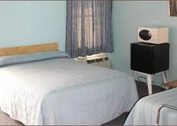 Holiday Host Motel hotel thumbnail 7