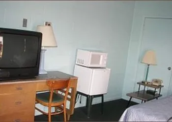 Holiday Host Motel hotel thumbnail 8