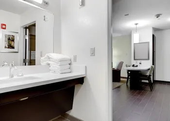 Candlewood Suites Waco by IHG hotel thumbnail 7