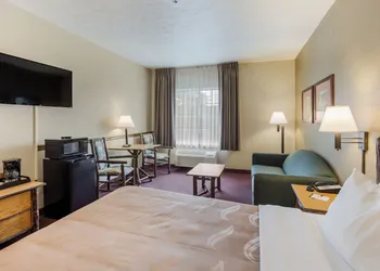 Quality Inn & Suites hotel thumbnail 5