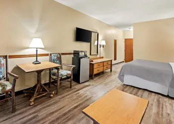 Quality Inn & Suites hotel thumbnail 7