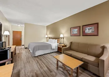 Quality Inn & Suites hotel thumbnail 8