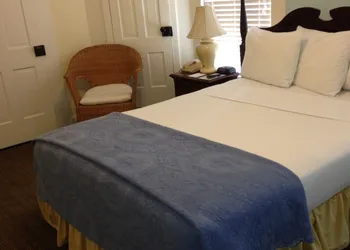 Lakeside Inn hotel thumbnail 4