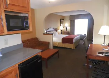 Holiday Inn Express & Suites Forest by IHG hotel thumbnail 3