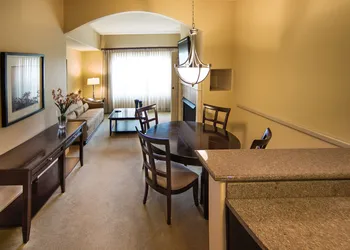 Lodge Of Four Seasons Golf Resort, Marina & Spa hotel thumbnail 7