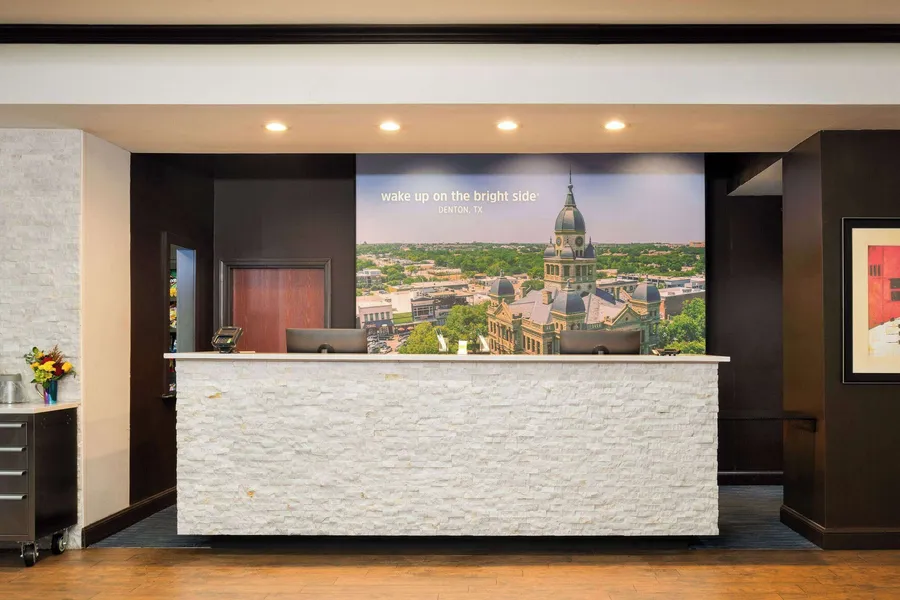 La Quinta Inn & Suites by Wyndham Denton - University Drive hotel detail image 2