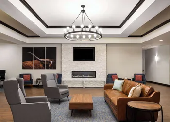 La Quinta Inn & Suites by Wyndham Denton - University Drive hotel thumbnail 4