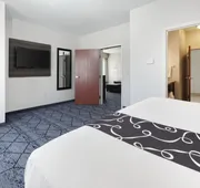 La Quinta Inn & Suites by Wyndham Denton - University Drive hotel detail image 5
