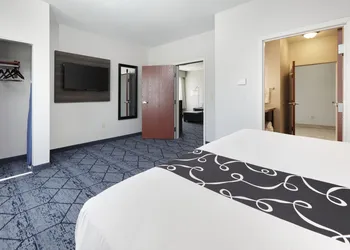 La Quinta Inn & Suites by Wyndham Denton - University Drive hotel thumbnail 5