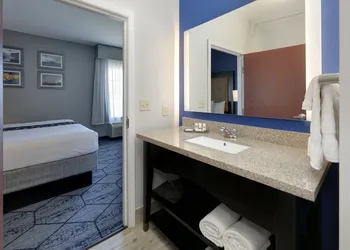 La Quinta Inn & Suites by Wyndham Denton - University Drive hotel thumbnail 6