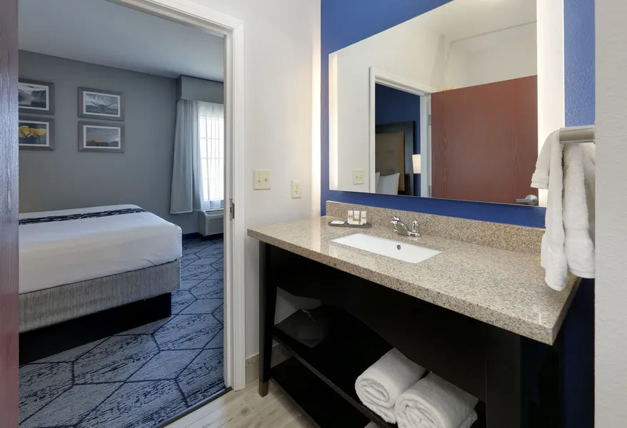 La Quinta Inn & Suites by Wyndham Denton - University Drive hotel detail image 6