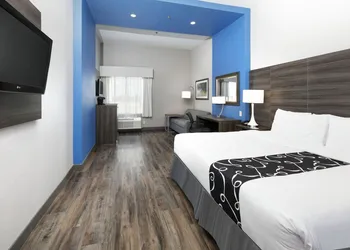 La Quinta Inn & Suites by Wyndham Denton - University Drive hotel thumbnail 7