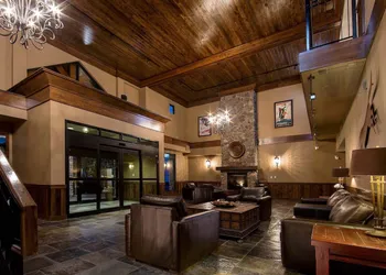 Glacier Mountaineer Lodge hotel thumbnail 2