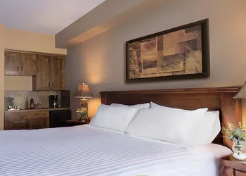Glacier Mountaineer Lodge hotel thumbnail 3