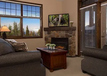 Glacier Mountaineer Lodge hotel thumbnail 4