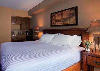 Glacier Mountaineer Lodge hotel thumbnail 5