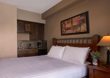 Glacier Mountaineer Lodge hotel thumbnail 6