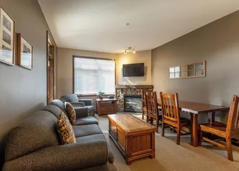 Glacier Mountaineer Lodge hotel thumbnail 7