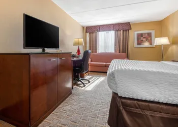 Clarion Hotel Conference Center on Lake Erie hotel thumbnail 6
