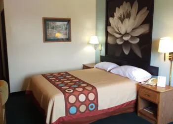 Super 8 by Wyndham Thurmont hotel thumbnail 6