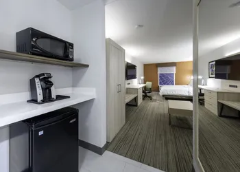 Holiday Inn Express Hotel & Suites Petersburg-Dinwiddie by IHG hotel thumbnail 3