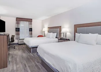 Ramada by Wyndham Hendersonville hotel thumbnail 2