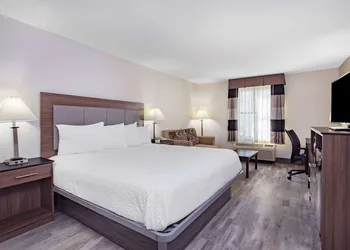 Ramada by Wyndham Hendersonville hotel thumbnail 4