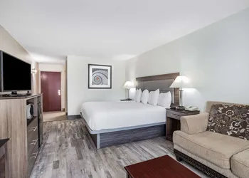 Ramada by Wyndham Hendersonville hotel thumbnail 5