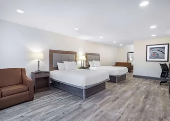 Ramada by Wyndham Hendersonville hotel thumbnail 6