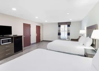 Ramada by Wyndham Hendersonville hotel thumbnail 7