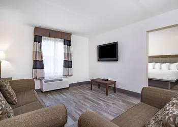 Ramada by Wyndham Hendersonville hotel thumbnail 8