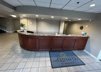 La Quinta Inn & Suites by Wyndham Stamford / New York City hotel thumbnail 3