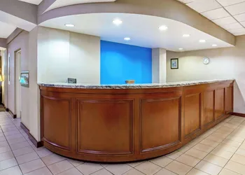 La Quinta Inn & Suites by Wyndham Stamford / New York City hotel thumbnail 4