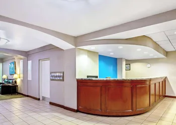 La Quinta Inn & Suites by Wyndham Stamford / New York City hotel thumbnail 6