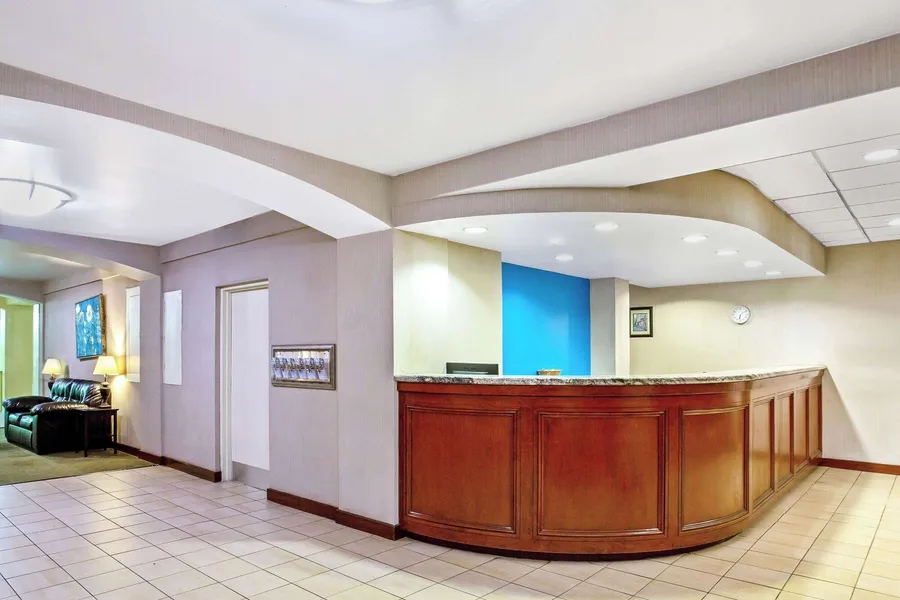 La Quinta Inn & Suites by Wyndham Stamford / New York City hotel detail image 6