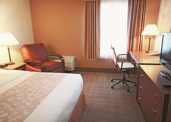 La Quinta Inn & Suites by Wyndham Stamford / New York City hotel thumbnail 7