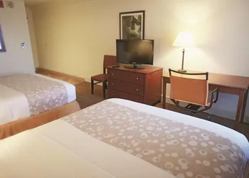 La Quinta Inn & Suites by Wyndham Stamford / New York City hotel thumbnail 8