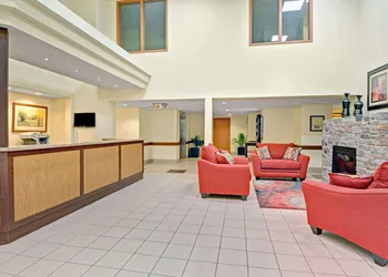 Super 8 by Wyndham Barrie South hotel thumbnail 3