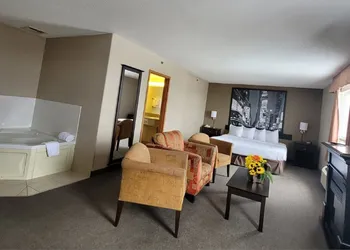 Super 8 by Wyndham Barrie South hotel thumbnail 5