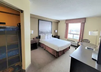 Super 8 by Wyndham Barrie South hotel thumbnail 7