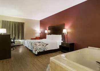 Red Roof Inn South Bend - Mishawaka hotel thumbnail 7
