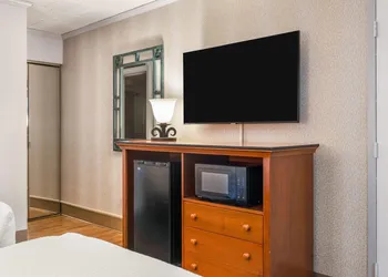 Ramada by Wyndham State College Hotel & Conference Center hotel thumbnail 8