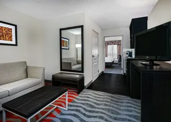 Holiday Inn & Suites College Station - Aggieland by IHG hotel thumbnail 2