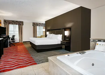 Holiday Inn & Suites College Station - Aggieland by IHG hotel thumbnail 3