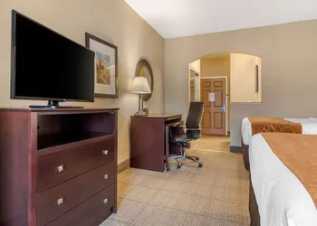Comfort Suites near Route 66 hotel thumbnail 7
